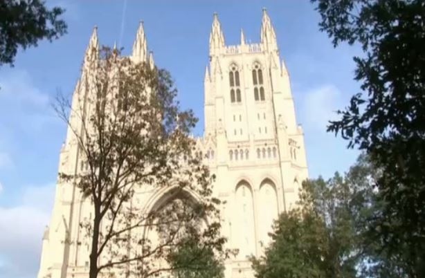 Камбаните на Националната катедрала във Вашингтон удариха 700 пъти